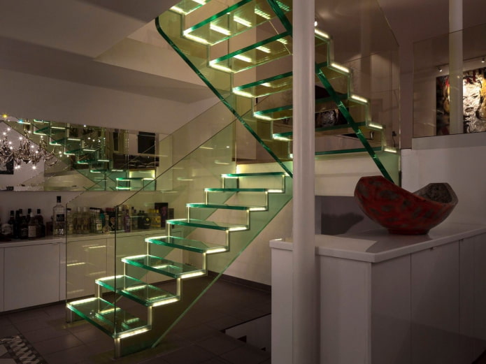 transparante trap met verlichting in het interieur van het huis