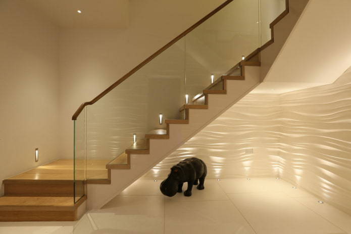 trap met automatische verlichting in huis