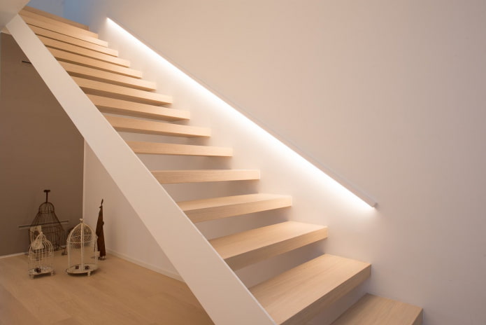 trap met draadloze verlichting in huis
