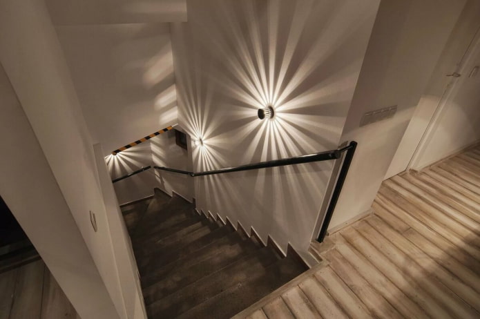 trap met bedrade verlichting in huis