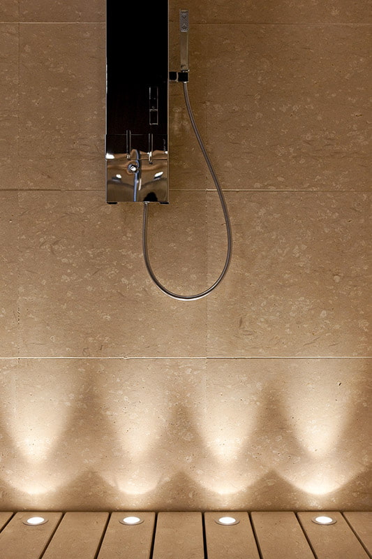 vloerverlichting met spots in het interieur