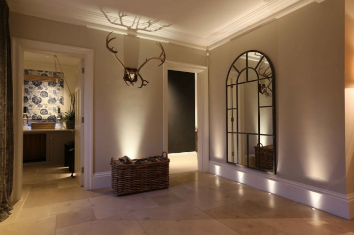 vloerverlichting in het interieur van de gang
