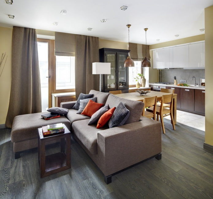 bank met kussens in de studio