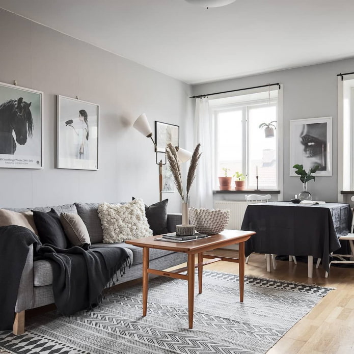 bank met kussens in de hal