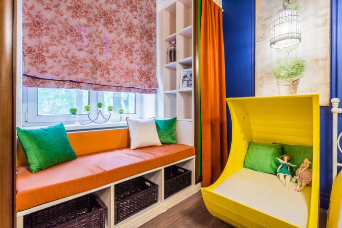 bank met kussens op het raam