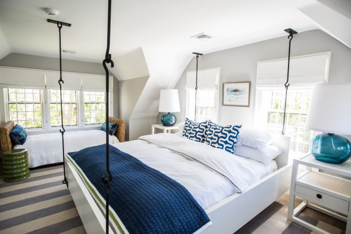bed op metalen kabels in het interieur