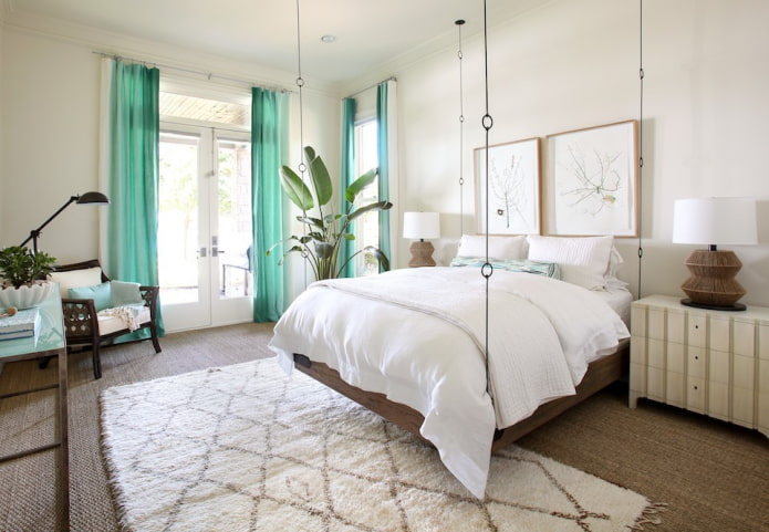 bed op metalen kabels in het interieur