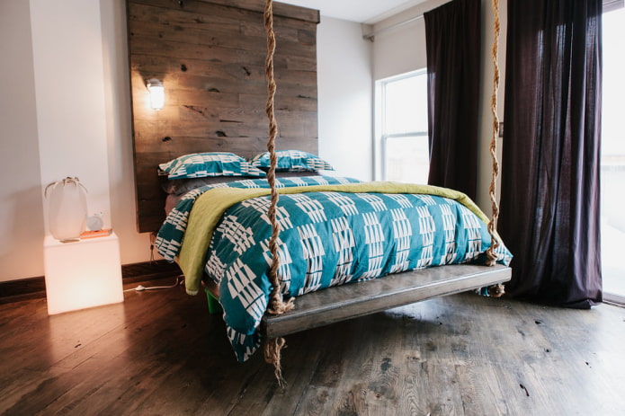 bed aan touwen in het interieur