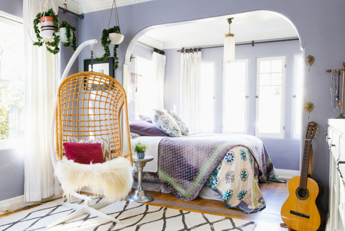 slaapkamerindeling met een fauteuil