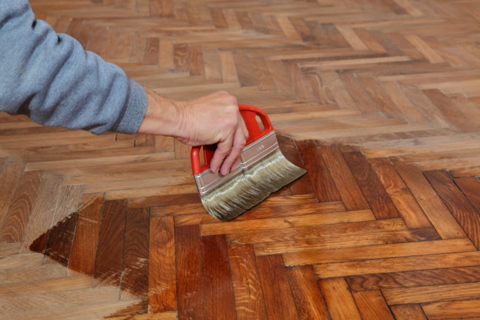 vernis aanbrengen op een houten vloer