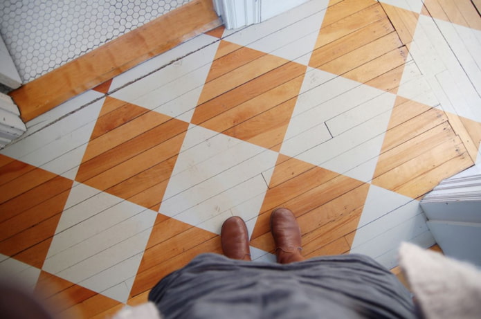 diamanten op een houten vloer