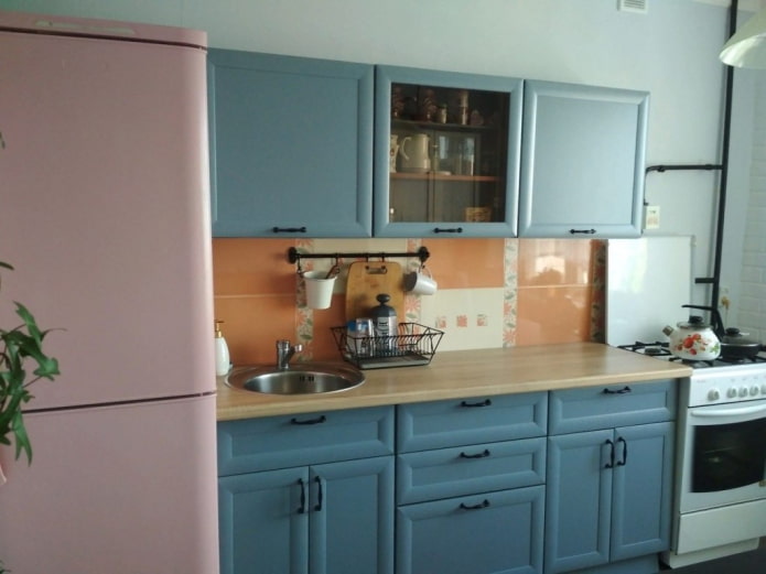 roze koelkast in het interieur