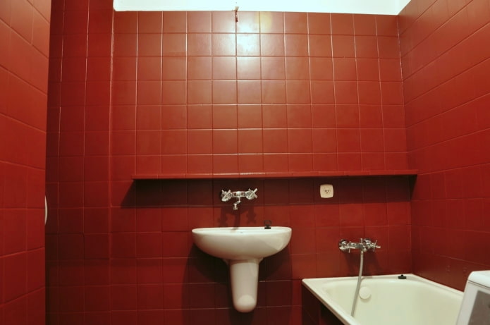 geschilderde tegels in de badkamer