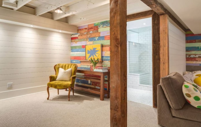 geglazuurde voering in het interieur van de slaapkamer veelkleurige lambrisering