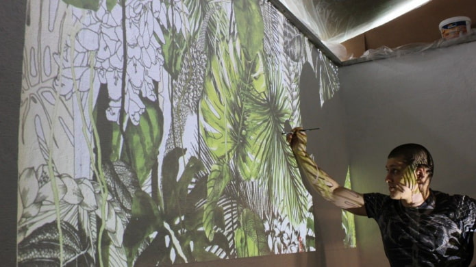 een tekening met de hand aanbrengen met behulp van een projector