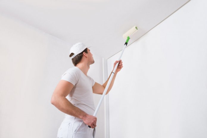 Het plafond schilderen zonder strepen