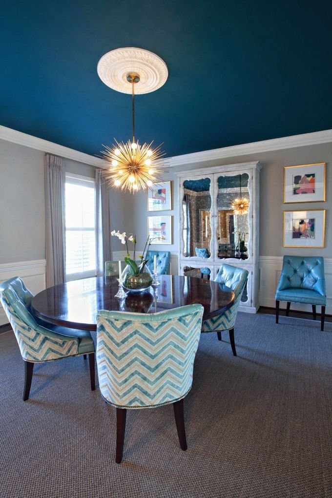 Woonkamer met een matblauw plafond