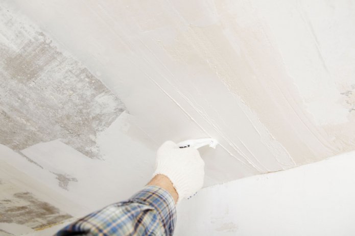 Het plafond plamuren voor het schilderen