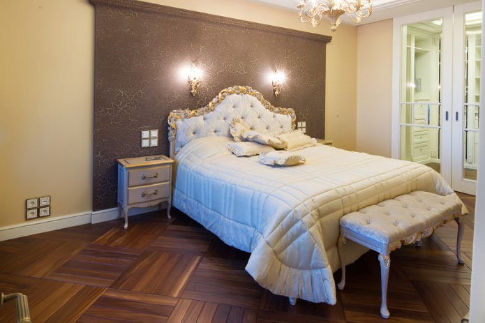 accentmuur in de slaapkamer gemaakt met de gebarsten verftechniek