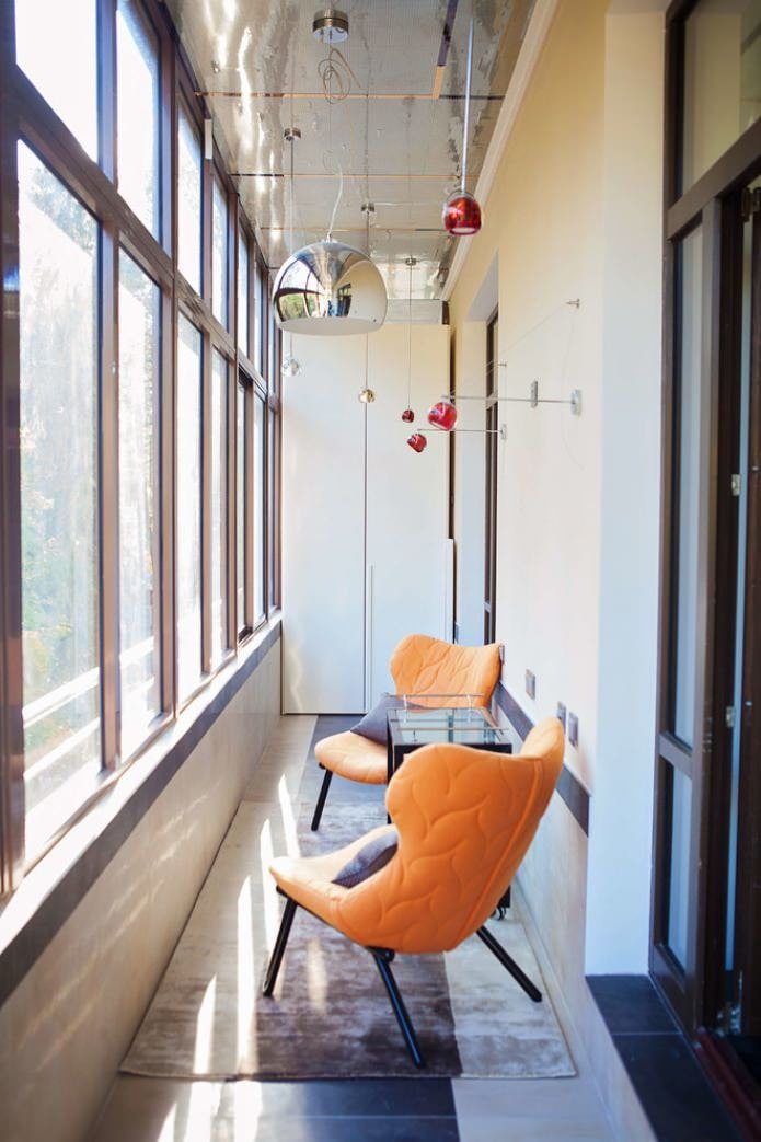 geschilderde muren op het balkon