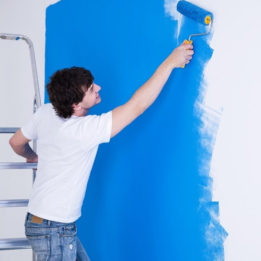 Een muur schilderen met een roller