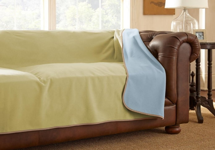 universele hoes voor een bank in het interieur