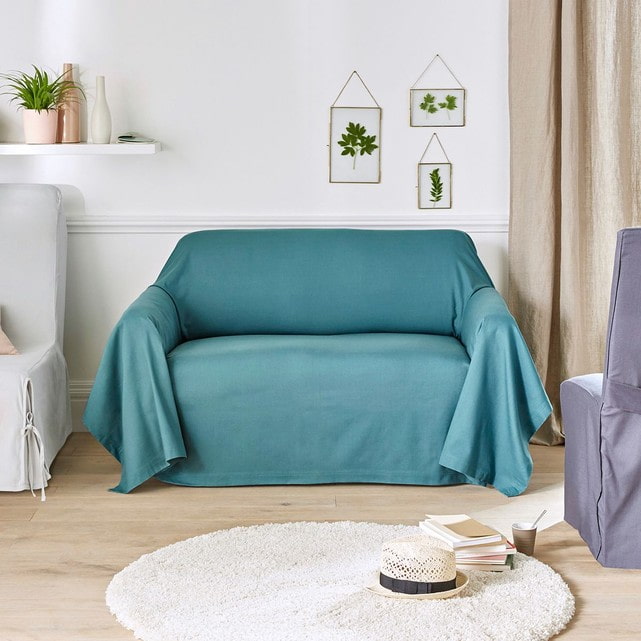 turquoise sprei voor een bank in het interieur