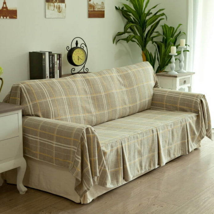 gestreepte deken voor de bank in het interieur