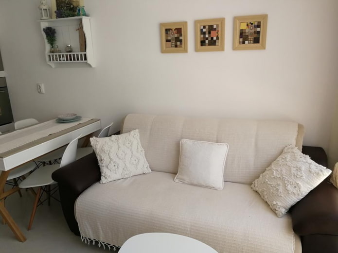 sprei voor bank in het keukeninterieur