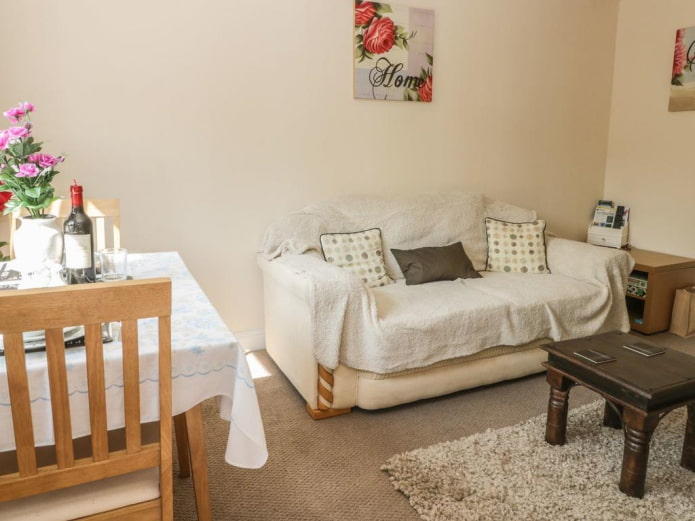 sprei voor een bank in een keukeninterieur