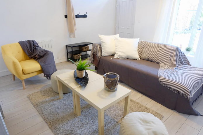 sprei voor een bank in het interieur van de woonkamer