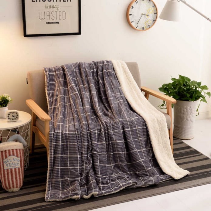 dubbelzijdige sprei voor een bank in het interieur