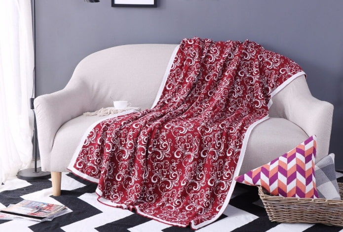 bordeauxrode sprei voor een bank in het interieur