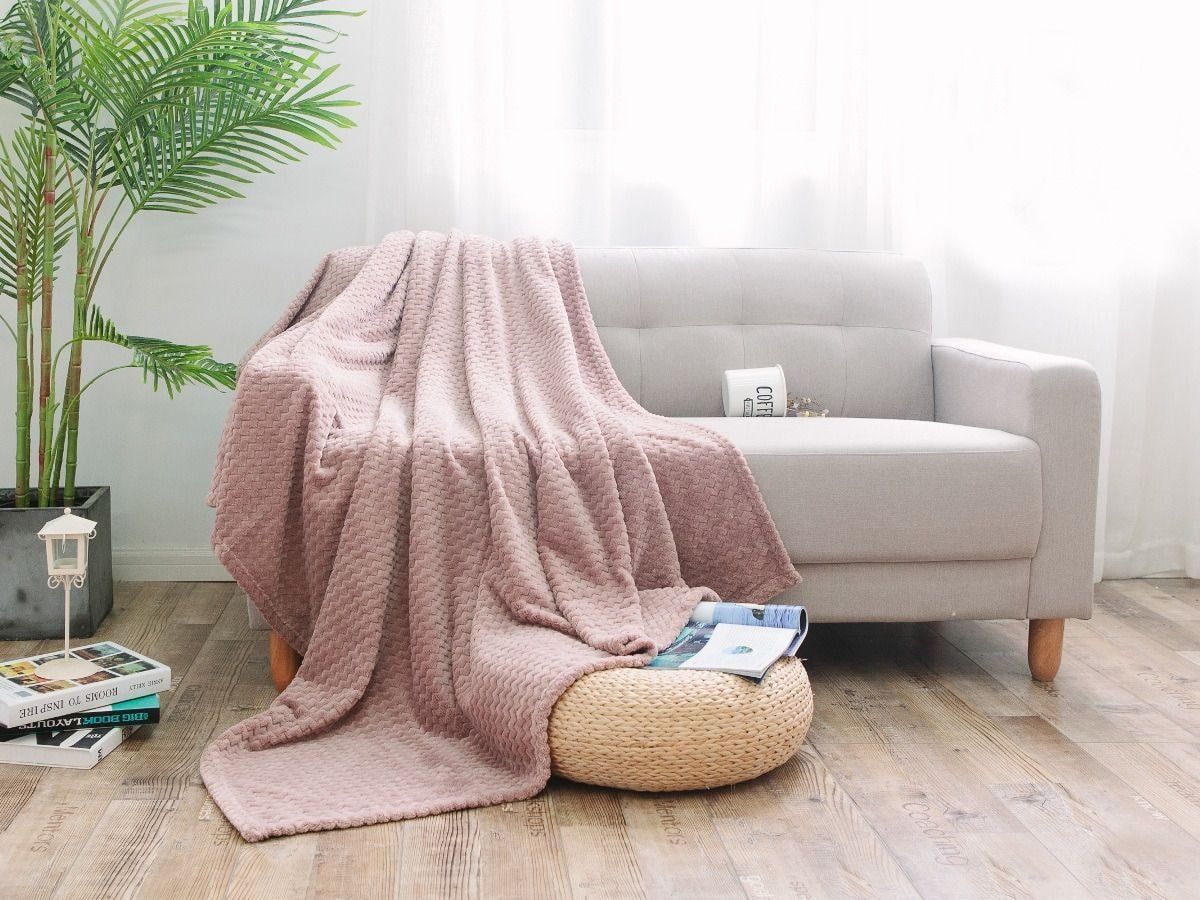 Banksprei: soorten, ontwerpen, kleuren, stoffen voor capes. Hoe schikt u een deken mooi?