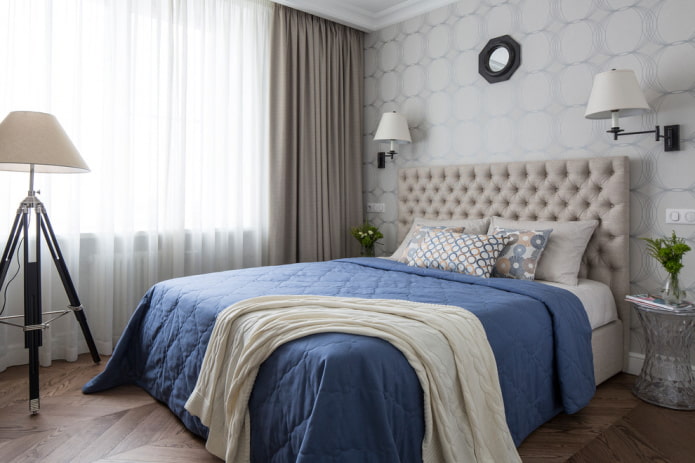bed met blauwe sprei in de slaapkamer