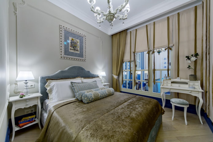 bed met een velours sprei aan de binnenkant