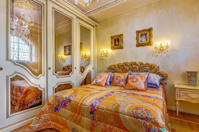 bed met sprei en bloemen in de slaapkamer