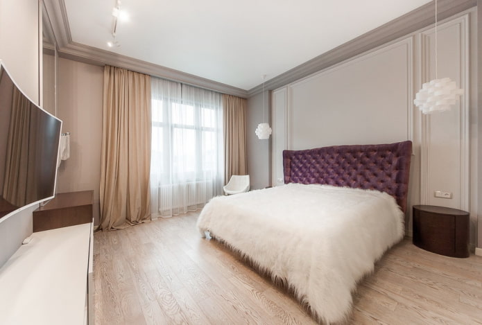 bed met witte sprei in de slaapkamer