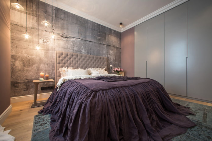 bed met paarse sprei in de slaapkamer