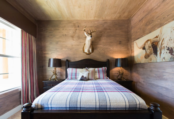bed met gestreepte sprei in de slaapkamer