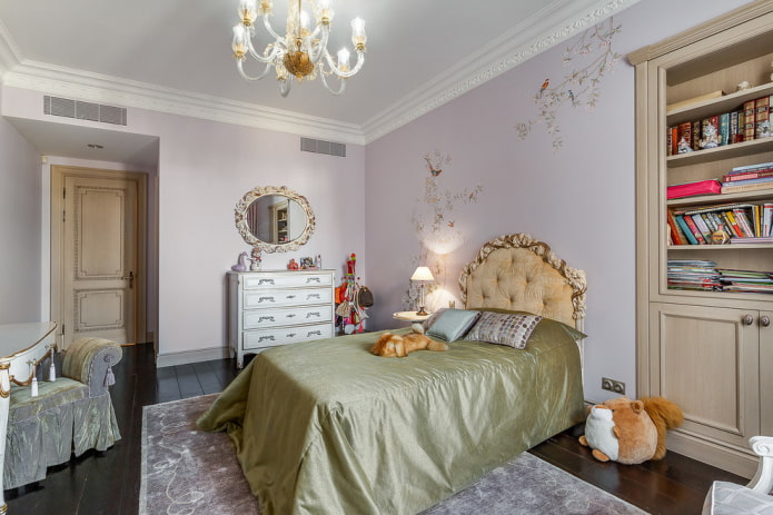 bed met een satijnen sprei aan de binnenkant