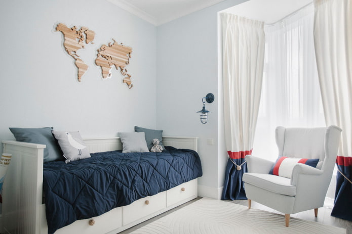 bed met blauwe sprei in de slaapkamer