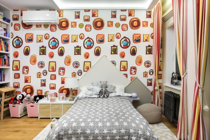 kinderbed met sprei in het interieur