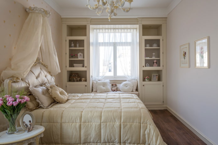 bed met een gewatteerde sprei in de slaapkamer