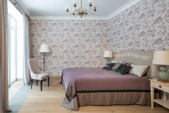 bed met lila sprei in de slaapkamer