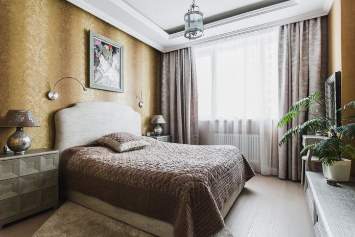 bed met bruine sprei in de slaapkamer