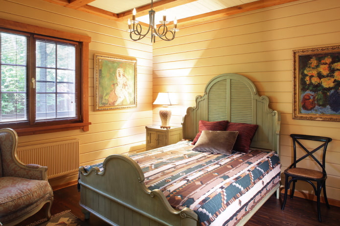 bed met sprei in landelijke stijl