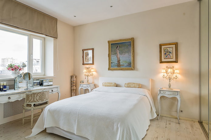 bed met witte sprei in de slaapkamer
