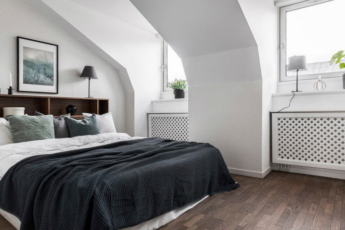 bed met een zwarte sprei in de slaapkamer