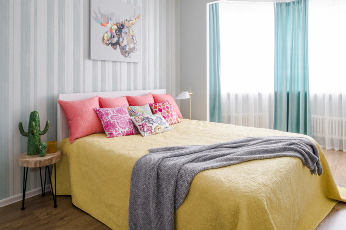 bed met gele sprei in de slaapkamer